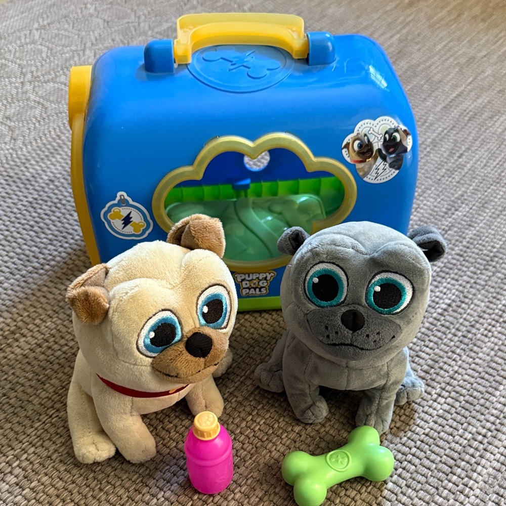 Puppy Dog Pals Blue Carry Case with Accessories and Two Puppies
